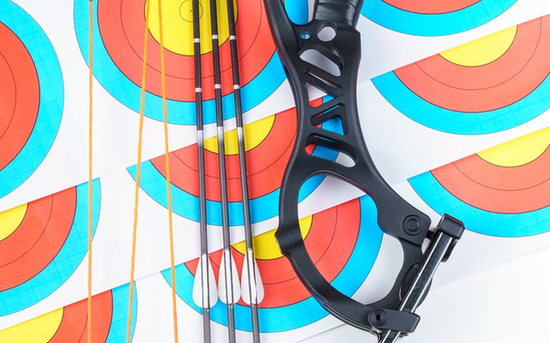 Schematic diagram comparing a compound bow's IBO speed rating to its axle-to-axle length, with string angle geometry highlighted